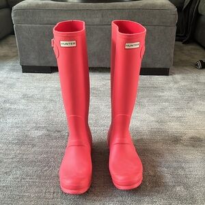Barely worn Hunter Boots in Size  9. Stunning!